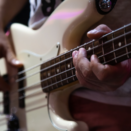 persona tocando el bajo